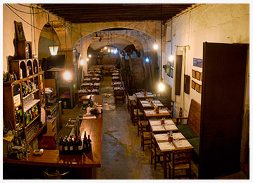 Restaurante Celler sa Font barra de restaurante con botellas