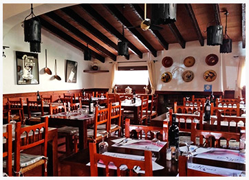Restaurante Celler sa Font mesas con botellas de vino
